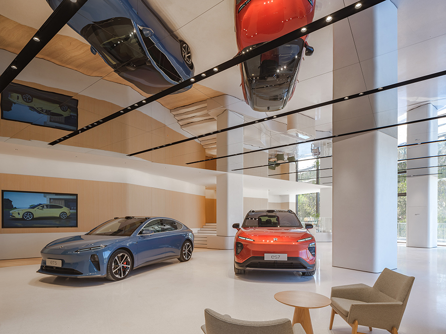 Showroom car diplay with mirrored ceilings.