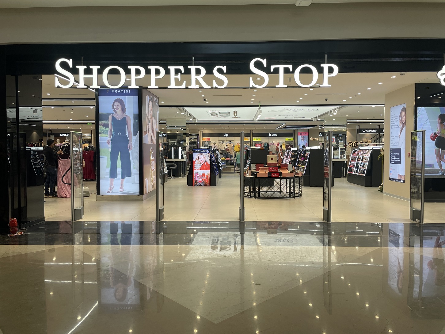 Shoppers Stop Store front