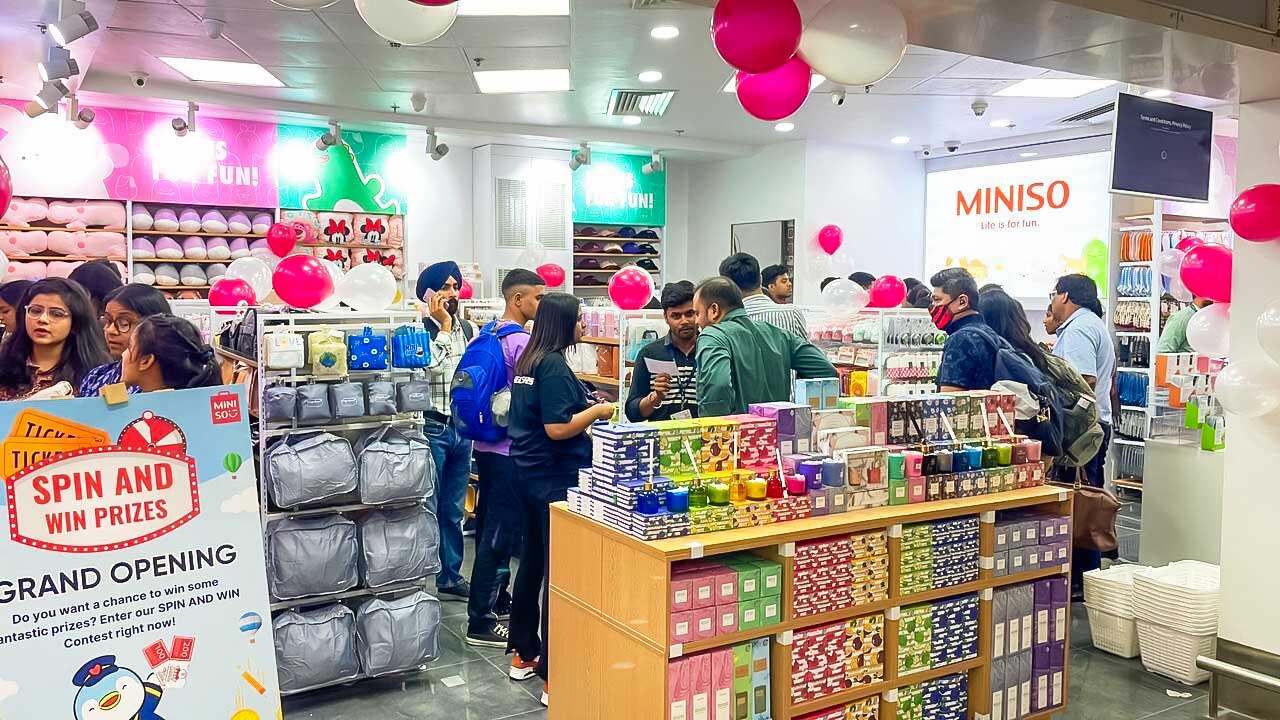 Travelers-busily-exploring-MINISO’s-diverse-offering