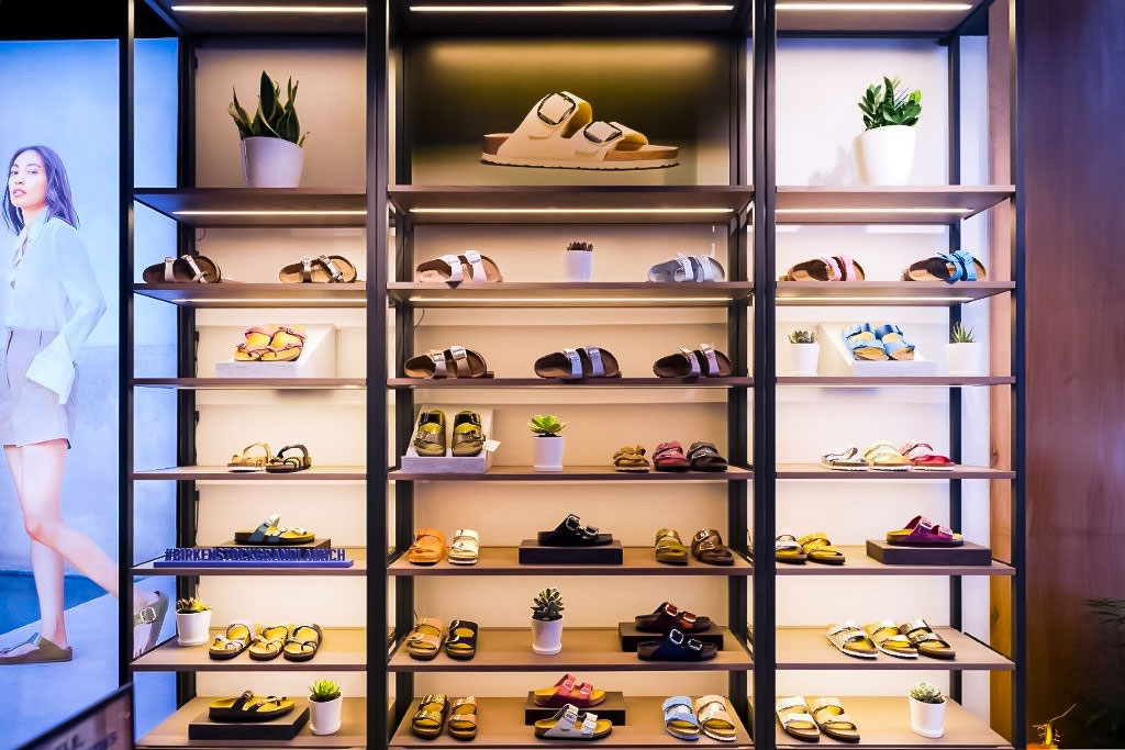 BIRKENSTOCK-NEW-STORE: Shoes displayed 