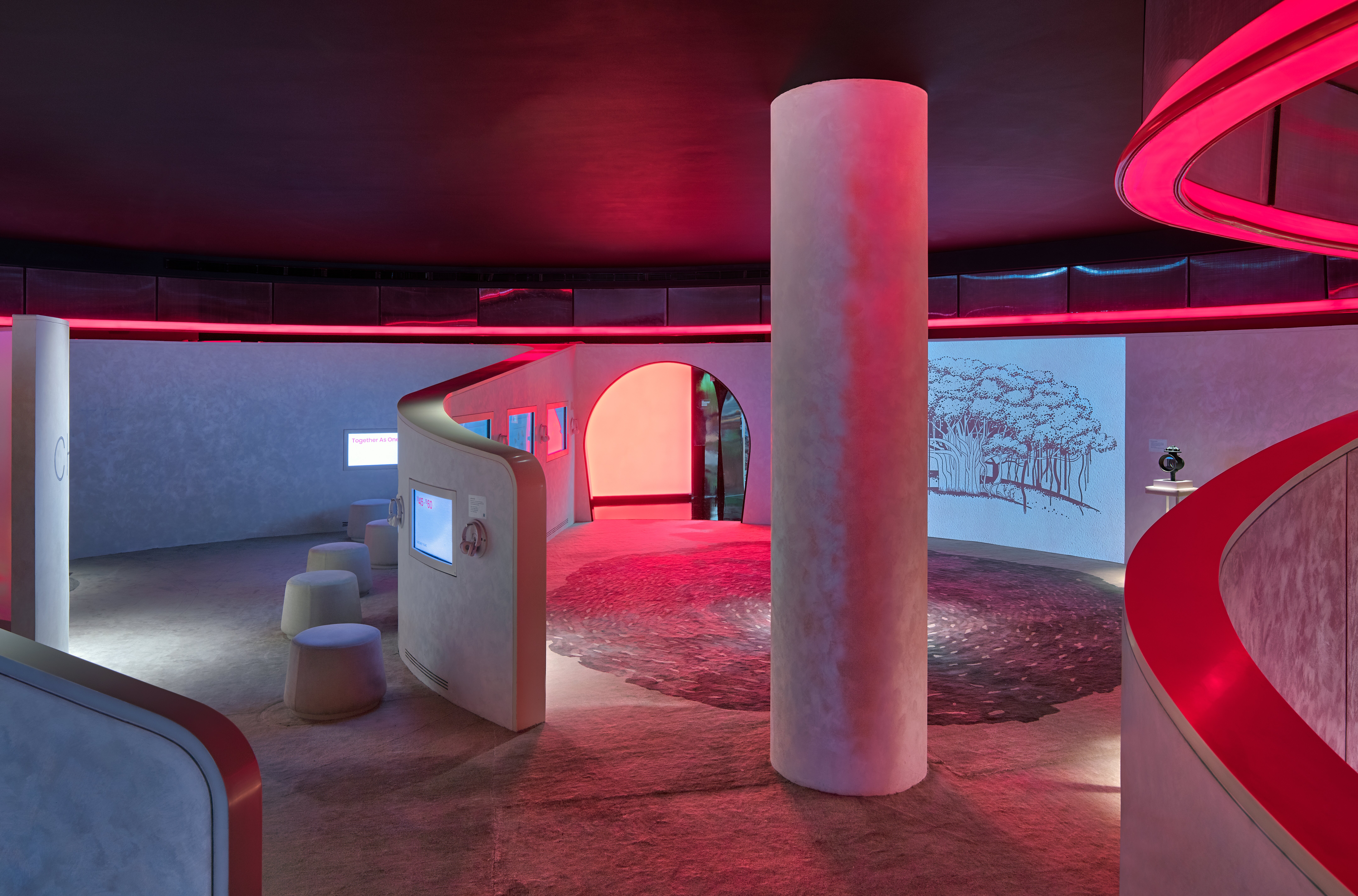 The Mahindra Museum of Living History designed by Figments where the use of contrast and illumination layering added depth and drama. Bright red fabric light was used to create a zone with shock value, allowing visitors to get acclimatized to the transition into an experiential space. 