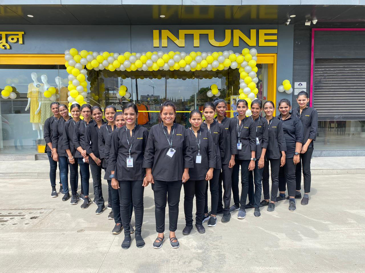 Intune store: Employees standing in front of store