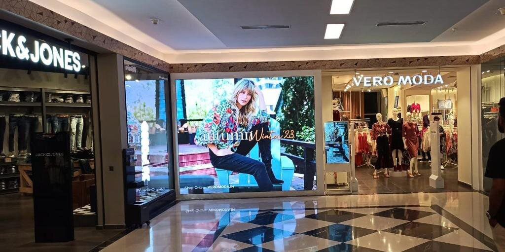 Mall Digital display of brand Vero moda