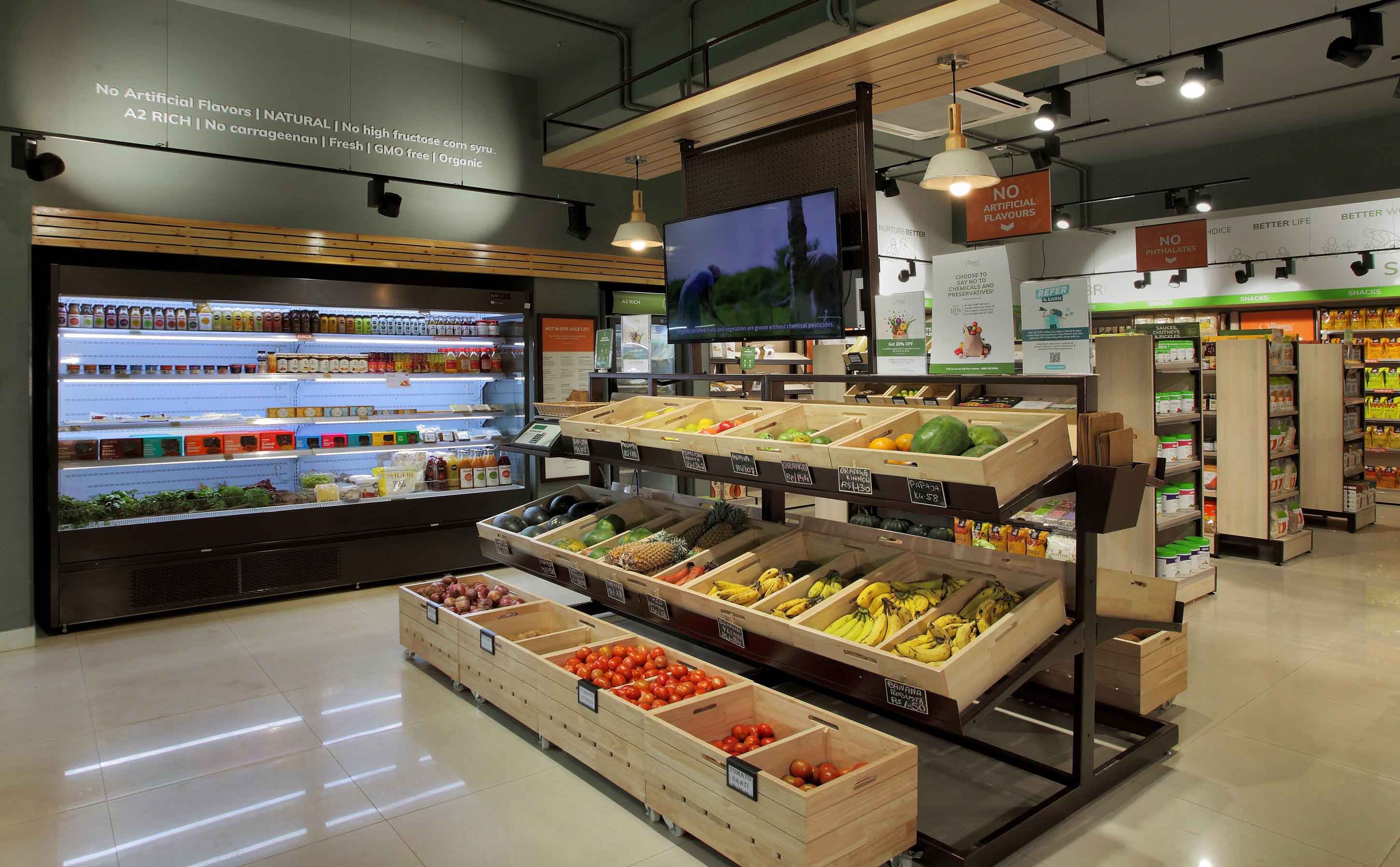 The organic world in store look: Display of fruits
