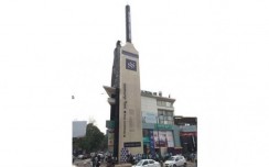 Shoppers Stop installs the world\'s largest cricket bat in Bangalore