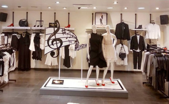 حرم بوت محدد moda store signage -