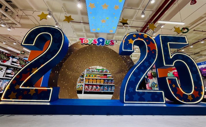 It’s a cool blue, silvery, fun Christmas at Toys”R”Us