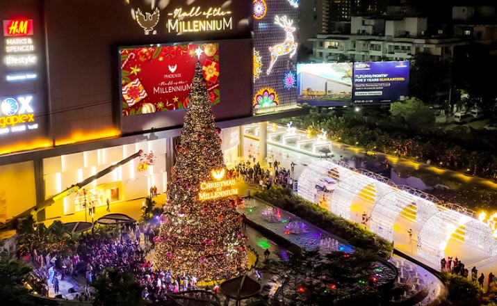 Mammoth Christmas vibe at Phoenix Mall of Millenium, Pune