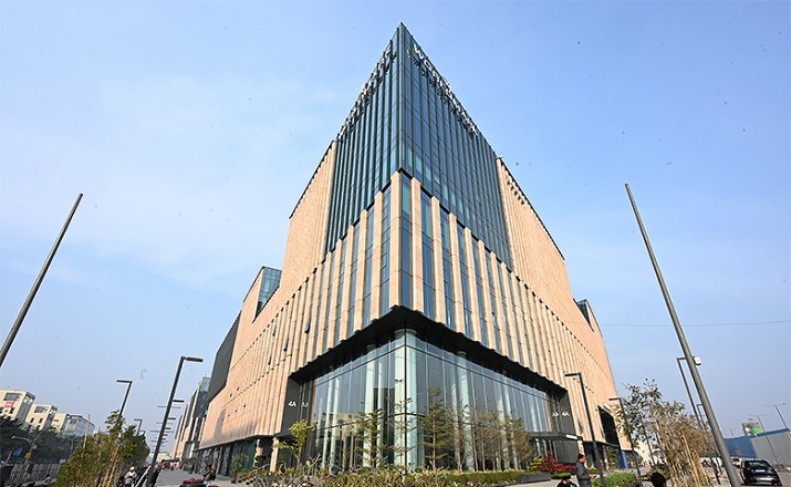 洋書 Retail Location A MicroScale Perspective World St. at Worldmark welcomes seven new retail stores