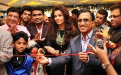 Kalyan Jewellers opens 3 exclusive stores in Delhi