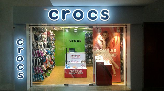 what retail stores sell crocs